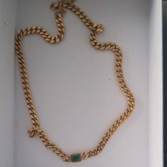 unknown Jewelry - Gold Chain Necklace with Green Accent